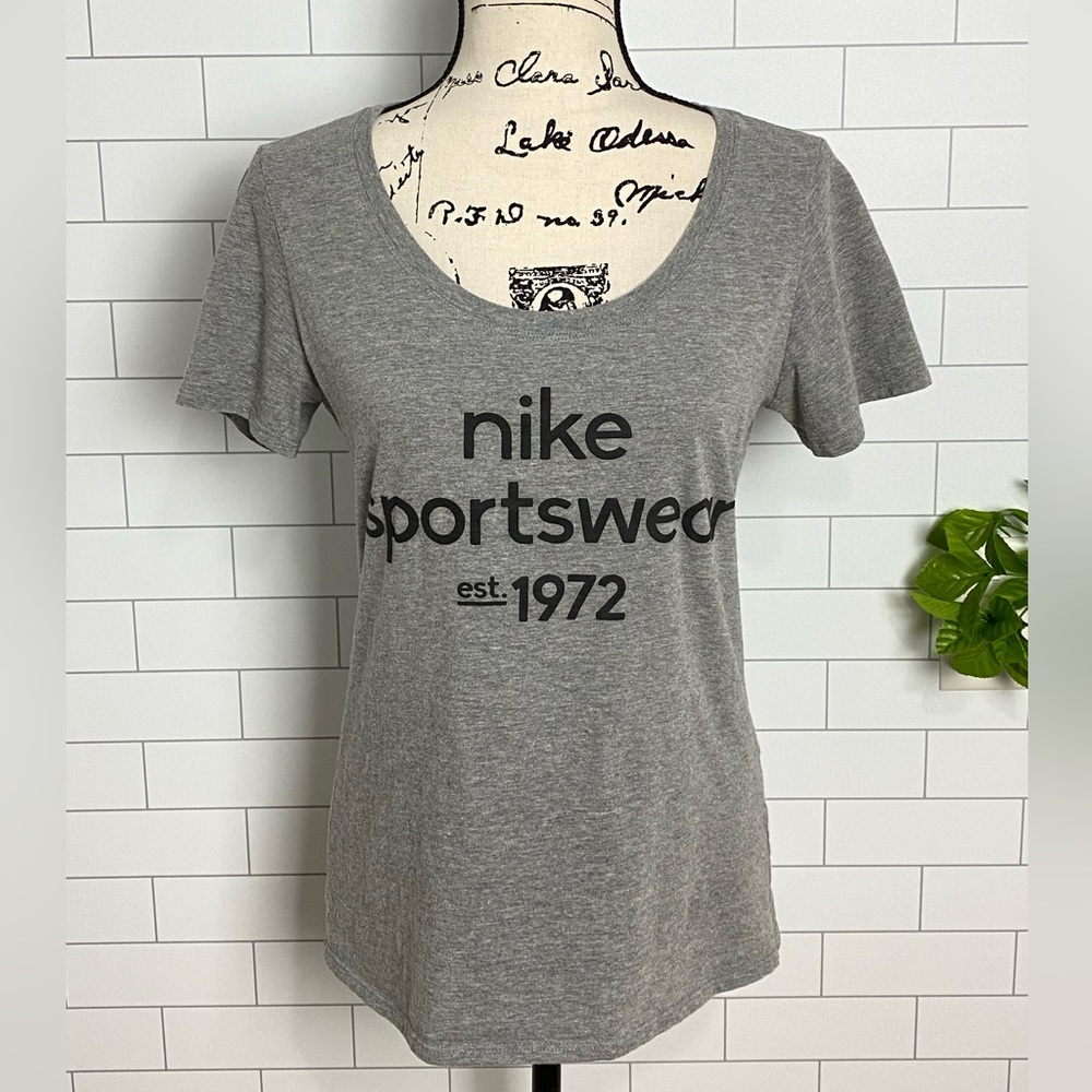 The Nike Tee Sportswear 1972 T-Shirt Women's Size Small Gray Heather Scoop Neck